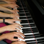 Klavier viele Hände
